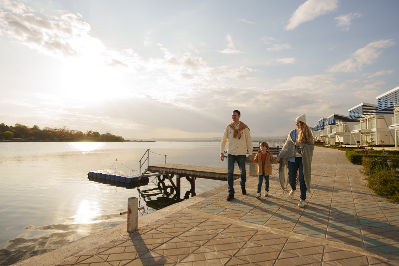 The Riverfront Lifestyle: Waterfront Views, Outdoor Activities, Nature and Relaxation